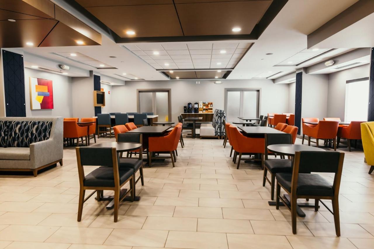 Holiday Inn Express And Suites Urbandale Des Moines, An Ihg Hotel Ngoại thất bức ảnh